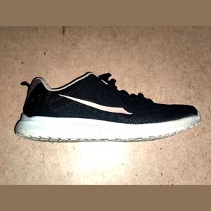 Sports shoes